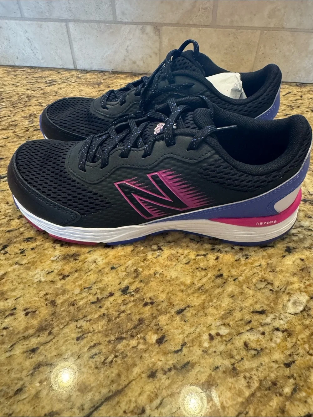 NIB Girls New Balance Size 6 shoes